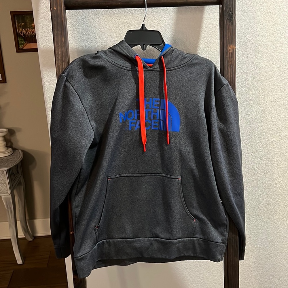 Men’s medium North Face hoodie